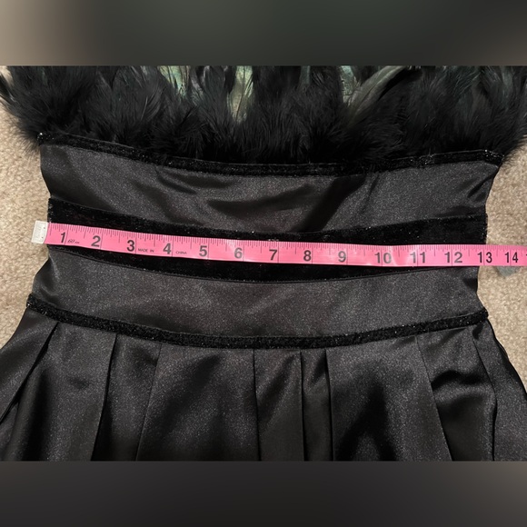 Elegant Black Feathered Strapless Dress - Picture 10 of 11